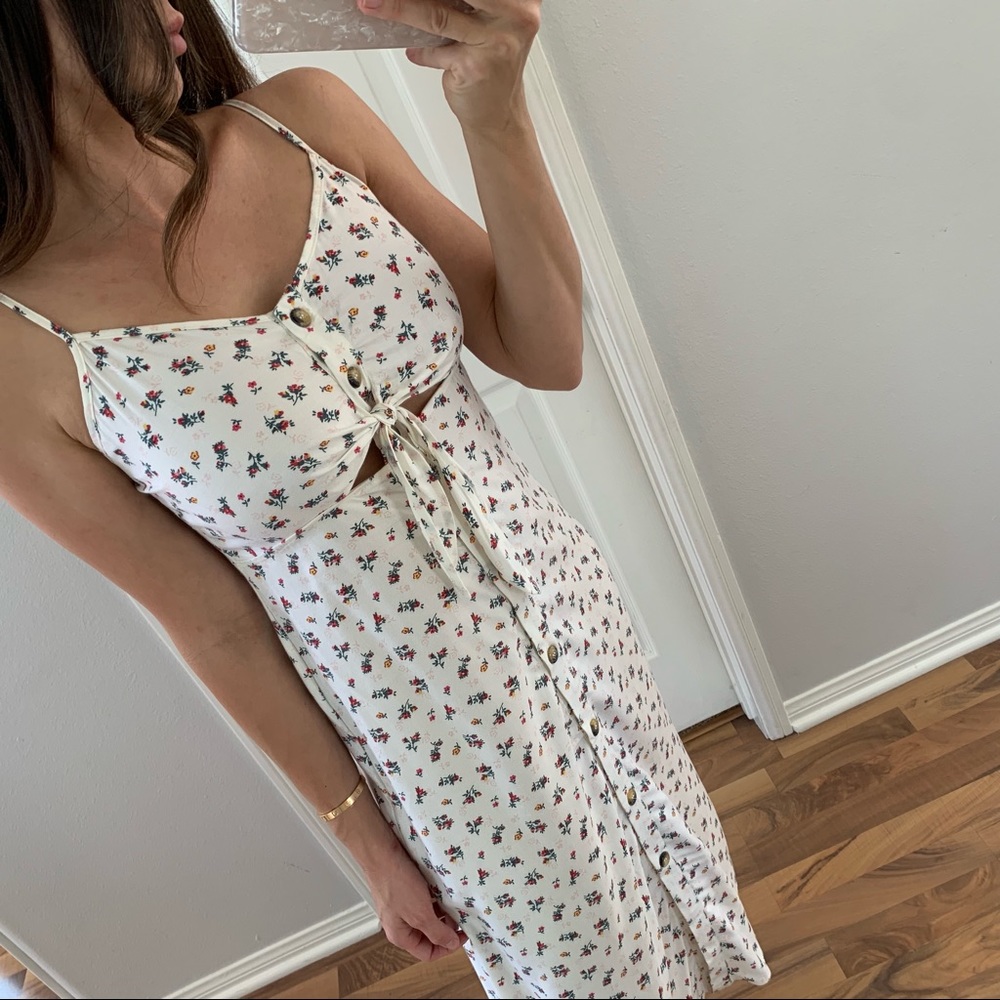 SOLD • Summery White Floral Dress - Picture 4 of 6